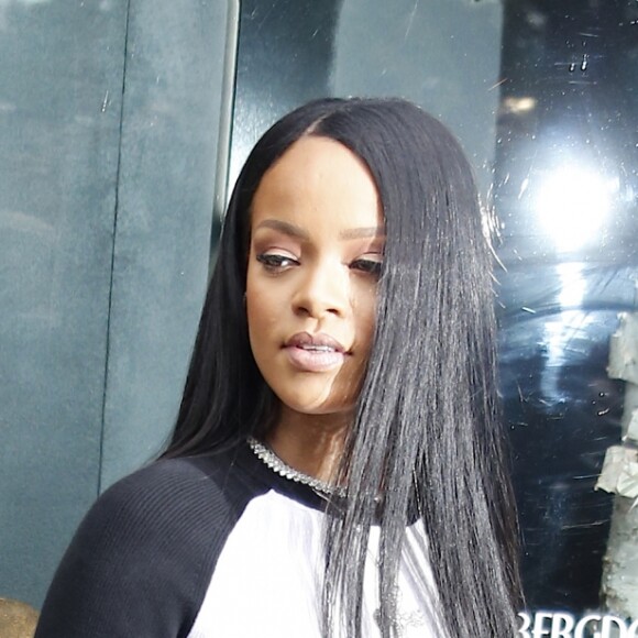 Rihanna présente sa collection "Fenty x Puma" dans le pop-up store du magasin Bergdorf Goodman à New York, le 6 septembre 2016.