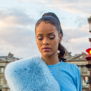 Semi-exclusif - Rihanna est allée faire un tour sur la grande roue place de la Concorde à Paris, France, le 29 juillet 2016. Rihanna a posé pour des photos avec des ses jeunes fans et elle a fait des selfies dans la cabine de la grande roue. Rihanna est en concert au stade de France à Saint-Denis, le samedi 30 juillet 2016. © Agence/Bestimage