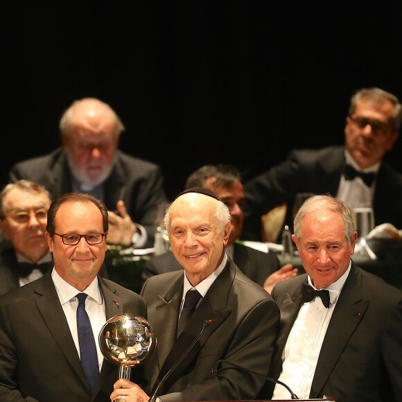 Le président français François Hollande reçoit le prix de "l'Homme d'État de l’année 2016" de la part de la fondation interconfessionnelle américaine Appeal of conscience à New York City, New York, Etats-Unis, le 19 septembre 2016. Il est récompensée pour "son leadership dans la sauvegarde de la démocratie et de la liberté" lors des attentats de 2015, et pour "sa contribution à la stabilité et à la sécurité du monde". © Morgan Dessalles/Bestimage