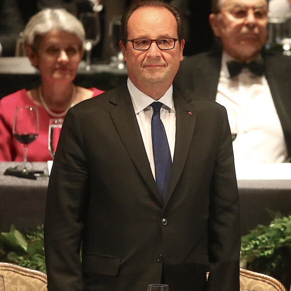 Le président français François Hollande reçoit le prix de "l'Homme d'État de l’année 2016" de la part de la fondation interconfessionnelle américaine Appeal of conscience à New York City, New York, Etats-Unis, le 19 septembre 2016. Il est récompensée pour "son leadership dans la sauvegarde de la démocratie et de la liberté" lors des attentats de 2015, et pour "sa contribution à la stabilité et à la sécurité du monde". © Morgan Dessalles/Bestimage