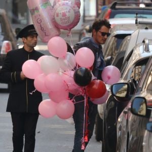 Vincent Cerutti sort de la radio Chérie FM avec les cadeaux qu'on lui a offert et les dépose chez lui avant de se rendre à l'hôpital pour rendre visite à sa compagne Hapsatou Sy et leur petite fille Abbie, le 23 septembre 2016.23/09/2016 - Paris