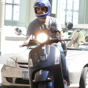 Jason Sudeikis, en scooter, rejoint sa compagne Olivia Wilde pour un déjeuner à New York, le 3 août 2016.