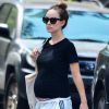 Olivia Wilde enceinte se promène dans New York, le 21 juin 2016.