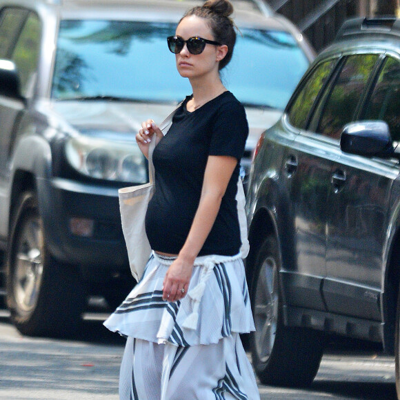 Olivia Wilde enceinte se promène dans New York, le 21 juin 2016.