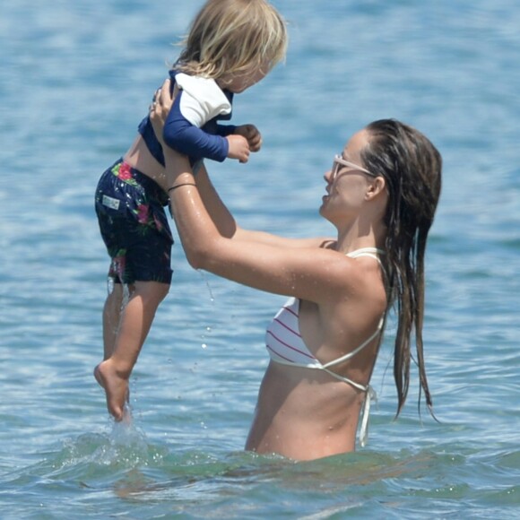 Olivia Wilde (enceinte) et son compagnon Jason Sudeikis profitent de la plage avec leur fils Otis lors de leurs vacances à Hawaii. Le 1er mai 2016