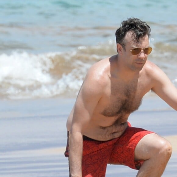 Olivia Wilde enceinte, son compagnon Jason Sudeikis et leur fils Otis passent une belle journée ensoleillée sur une plage à Hawaï, le 22 avril 2016