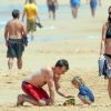 Olivia Wilde enceinte, son compagnon Jason Sudeikis et leur fils Otis passent une belle journée ensoleillée sur une plage à Hawaï, le 22 avril 2016