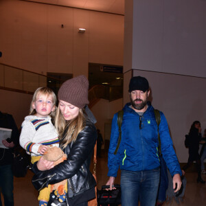Olivia Wilde arrive avec son fiancé Jason Sudeikis et leur petit garçon Otis à l'aéroport de LAX à Los Angeles, le 6 janvier 2016