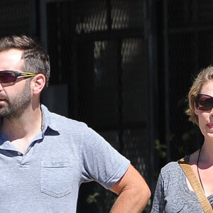 Katherine Heigl enceinte et son mari Josh Kelley se baladent dans les rues de Los Angeles, le 24 septembre 2016