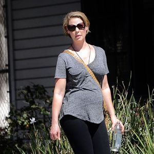 Katherine Heigl enceinte et son mari Josh Kelley se baladent dans les rues de Los Angeles, le 24 septembre 2016