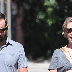 Katherine Heigl enceinte et son mari Josh Kelley se baladent dans les rues de Los Angeles, le 24 septembre 2016