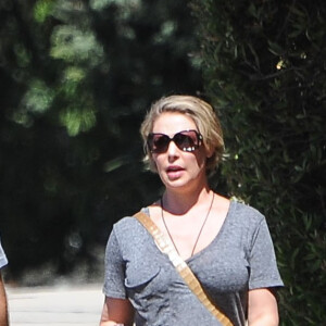 Katherine Heigl enceinte et son mari Josh Kelley se baladent dans les rues de Los Angeles, le 24 septembre 2016