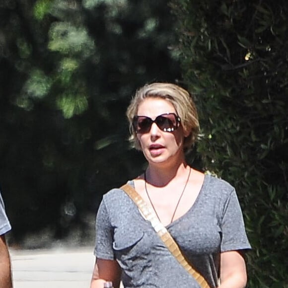 Katherine Heigl enceinte et son mari Josh Kelley se baladent dans les rues de Los Angeles, le 24 septembre 2016