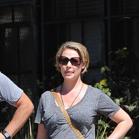 Katherine Heigl enceinte et son mari Josh Kelley se baladent dans les rues de Los Angeles, le 24 septembre 2016