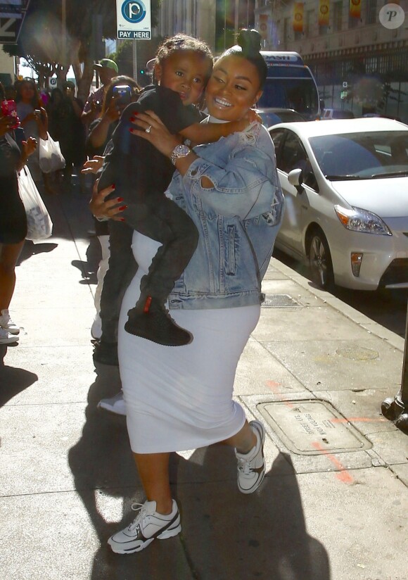Blac Chyna enceinte avec son fils King Stevenson dans les rues de Los Angeles, le 24 septembre 2016