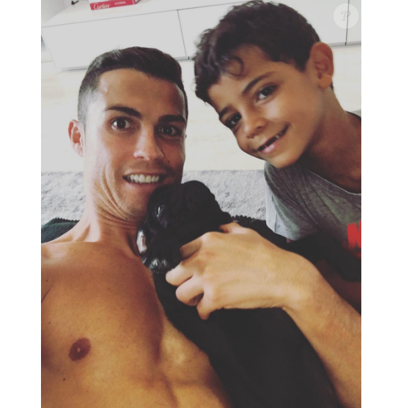 Cristiano Ronaldo pose avec ses enfants : la photo ultra craquante -  Purebreak