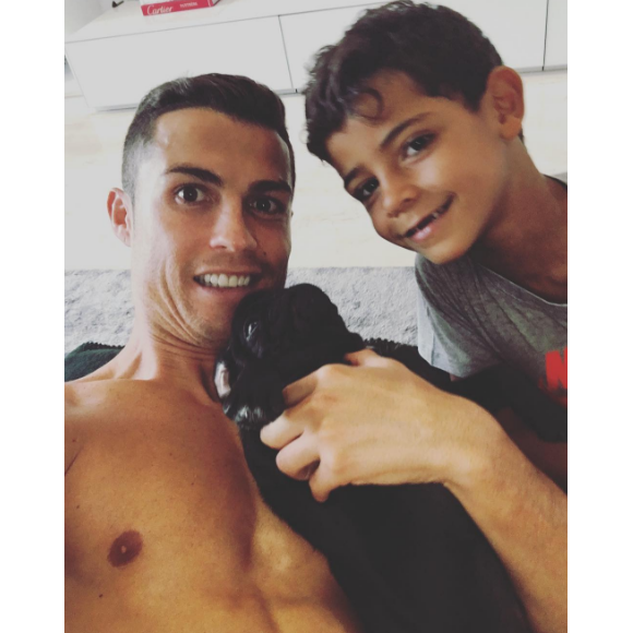 Cristiano Ronaldo présente le nouveai membre de sa famille avec son fils Cristiano Jr sur Instagram