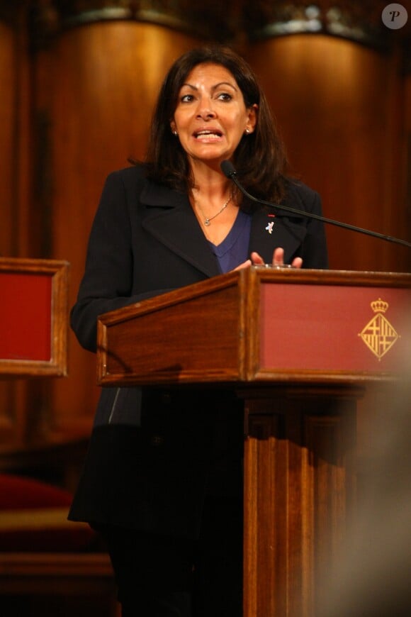 La maire de Paris Anne Hidalgo est reçue par la maire de Barcelone Ada Colau, à l'occasion de la collaboration entre les deux villes. Le 23 septembre 2016