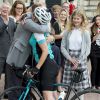 La comtesse Sophie de Wessex, ici dans les bras de son mari sous les yeux de leurs enfants, a franchi dimanche 25 septembre 2016 la ligne d'arrivée de la 450 miles Diamond Challenge Bike Ride, un périple de plus de 720 kilomètres à vélo entre Edimbourg et Londres au profit du Prix Duc d'Edimbourg pour le 60e anniversaire de sa création. Son mari le prince Edward, ses enfants Louise et James ainsi que son père Christopher Rhys-Jones étaient présents sur le Mall, devant Buckingham Palace, pour l'accueillir et la féliciter.