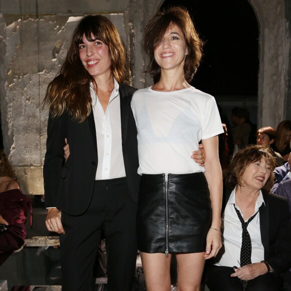 Lou Doillon et Charlotte Gainsbourg - Personnalités au défilé de mode "Saint Laurent ", collection prêt-à-porter printemps-été 2017 à Paris, le 27 septembre 2016.