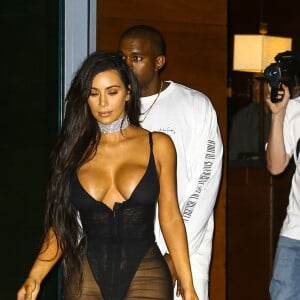 Kim Kardashian (dans une tenue très sexy) et Kanye West sortent de leur hôtel à Miami Le 17 septembre 2016