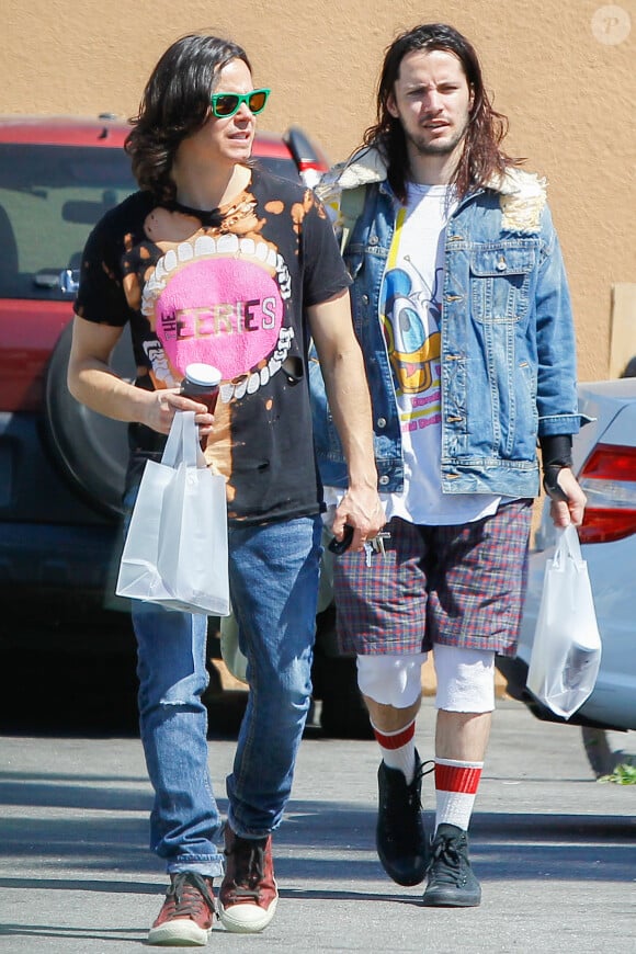 Isaiah Silva, le mari de Frances Bean Cobain, fait ses courses avec un ami à Hollywood le 25 Mars 2016.