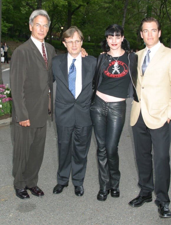 Mark Harmon, David McCallum, Pauley Perrette et Michael Weatherly posent ensemble le 13 mai 2003.