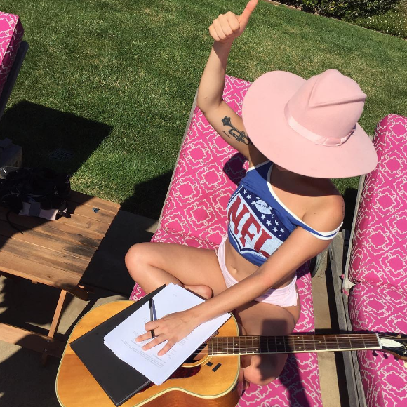 Lady Gaga déjà aux couleurs de la NFL sur Instagram le 29 septembre 2016.