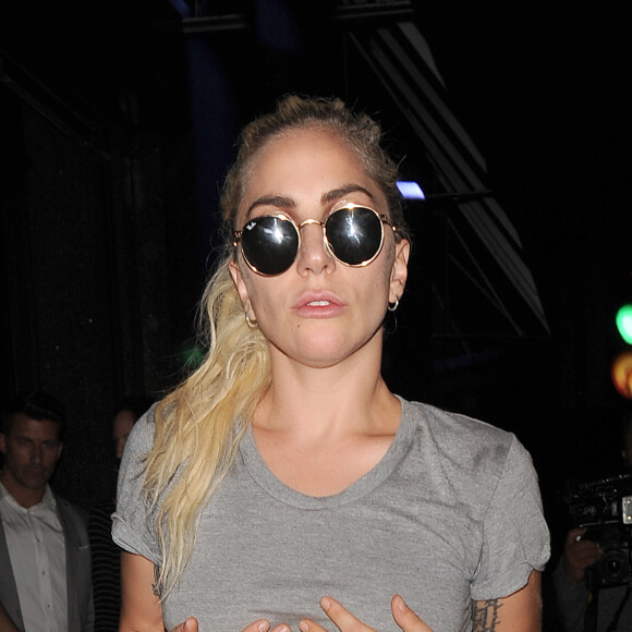 Lady Gaga quitte son hôtel vêtue d'un short et d'un tee shirt très court à Londres le 10 septembre 2016.