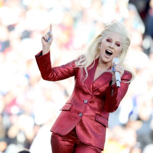 Lady Gaga chante l'hymne national à la finale du Super Bowl le 7 février 2016.