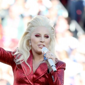 Lady Gaga chante l'hymne national à la finale du Super Bowl le 7 février 2016.