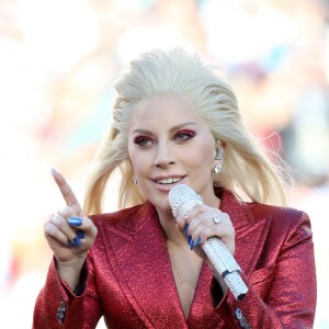Lady Gaga chante l'hymne national à la finale du Super Bowl le 7 février 2016.
