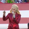 Lady Gaga chante l'hymne national américain à la finale du Super Bowl le 7 février 2016.