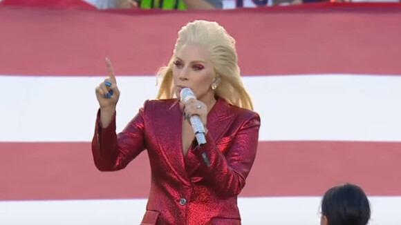 Lady Gaga chante l'hymne national américain à la finale du Super Bowl le 7 février 2016.