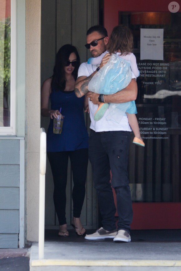 Megan Fox enceinte avec son mari Brian Austin Green à Los Angeles le 1er juillet 2016.
