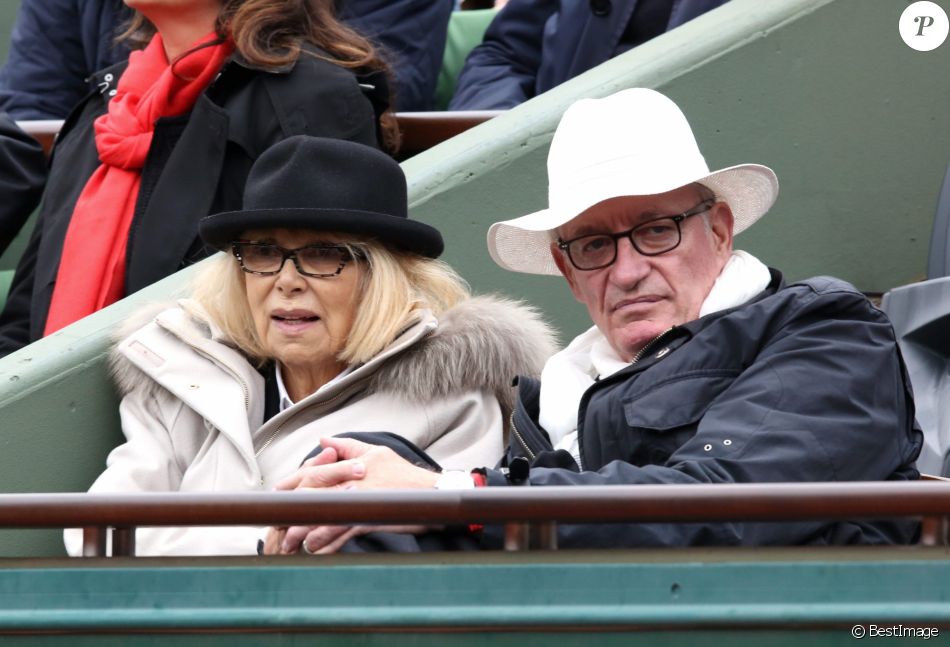 Mireille Darc et son mari Pascal Desprez - People dans les tribunes des internationaux de France de Roland Garros à Paris le 3 juin 2016. © Dominique Jacovides / Bestimage