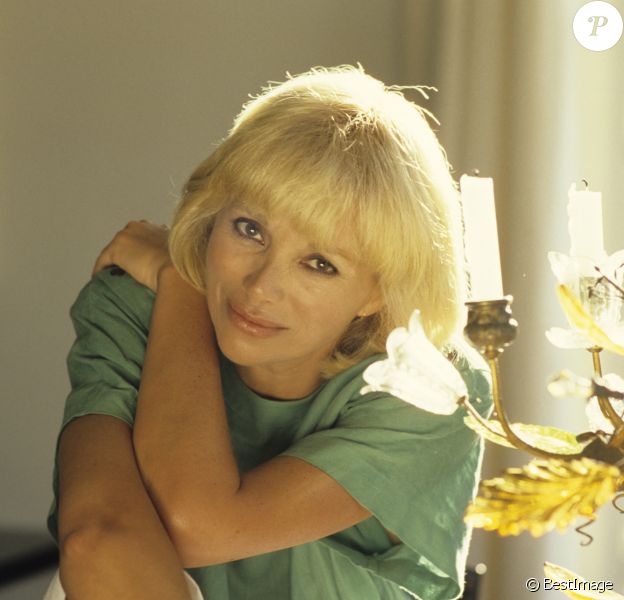 Mireille Darc sur la Côté d'Azur en 1985
