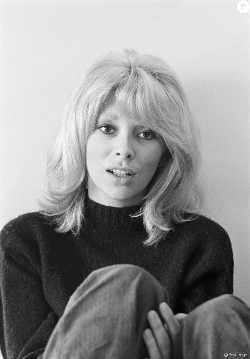 En France, à Paris, Mireille Darc chez elle dans son salon le 9 février 1970.