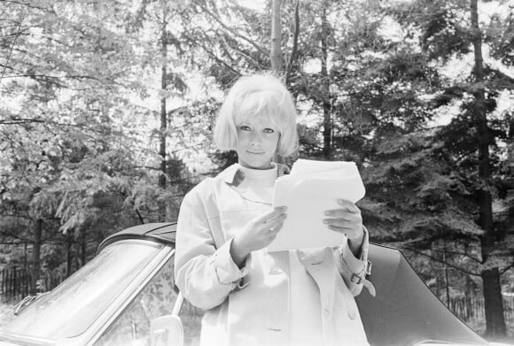 En France, à Paris, Mireille Darc dans un parc lors du tournage de l'émission DOUCE FRANCE le 15 avril 1966.