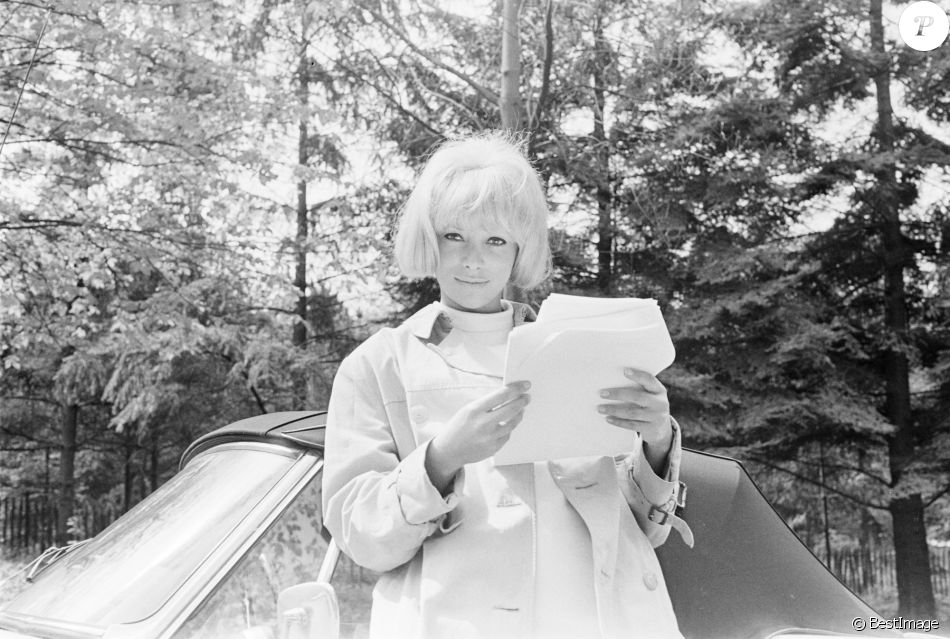 En France, à Paris, Mireille Darc dans un parc lors du tournage de l&#039;émission DOUCE FRANCE le 15 avril 1966.
