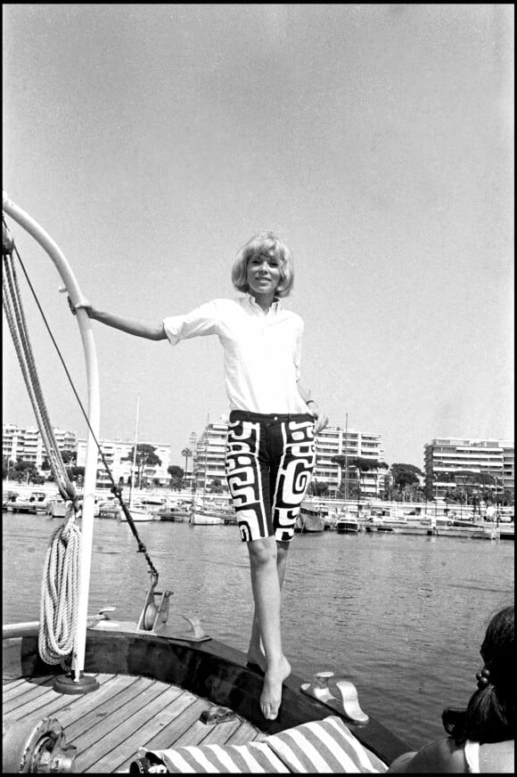 Mireille Darc sur le Côte d'Azur (photo d'archive non datée)