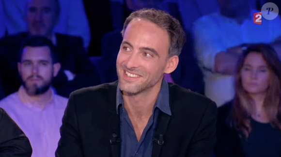 Raphaël Glucksmann bousculé par Yann Moix au sujet de Léa Salamé dans "On n'est pas couché" sur France 2. Le 1er octobre 2016.