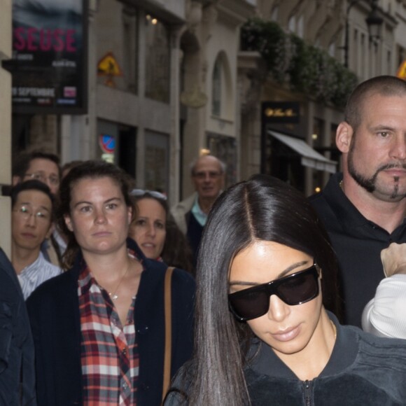 Kim Kardashian fait du shopping à Paris le 1er octobre 2016. Elle s'est rendue chez Azzedine Alaïa puis chez Hermès.