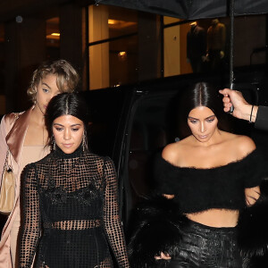 Kim et Kourtney Kardashian quittent le Ritz avec Jasmine Sanders pour se rendre à l'hôtel Costes sous la pluie à Paris le 30 septembre 2016. © Cyril Moreau / Bestimage