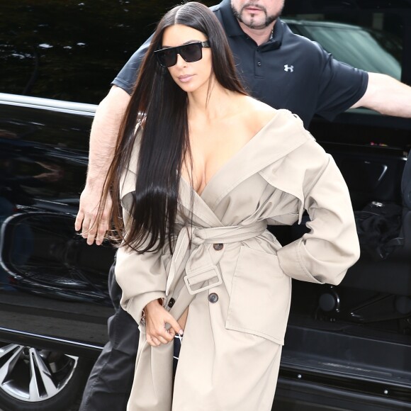 Kim Kardashian va déjeuner avec sa mère Kris Jenner au restaurant L'Avenue à Paris, le 2 octobre 2016