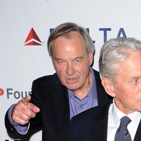 George Clooney, Michael Douglas lors du 95e anniversaire du MPTF à Los Angeles, le 1er octobre 2016.