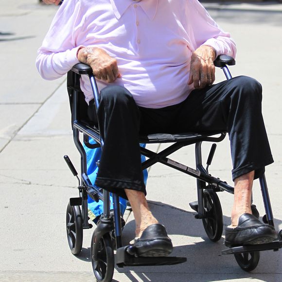 Exclusif - No Web - Kirk Douglas, en fauteuil roulant, se rend à un rendez-vous médical à Beverly Hills le 29 juin 2016. L'acteur aura 100 ans le 9 décembre 2016.