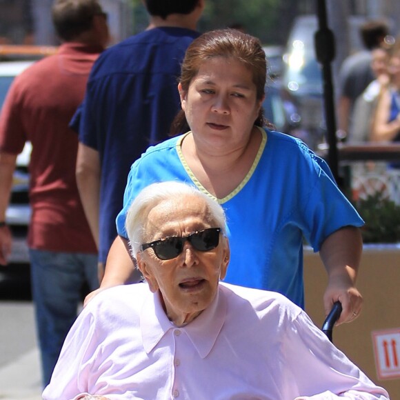 Exclusif - No Web - Kirk Douglas, en fauteuil roulant, se rend à un rendez-vous médical à Beverly Hills le 29 juin 2016. L'acteur aura 100 ans le 9 décembre 2016.