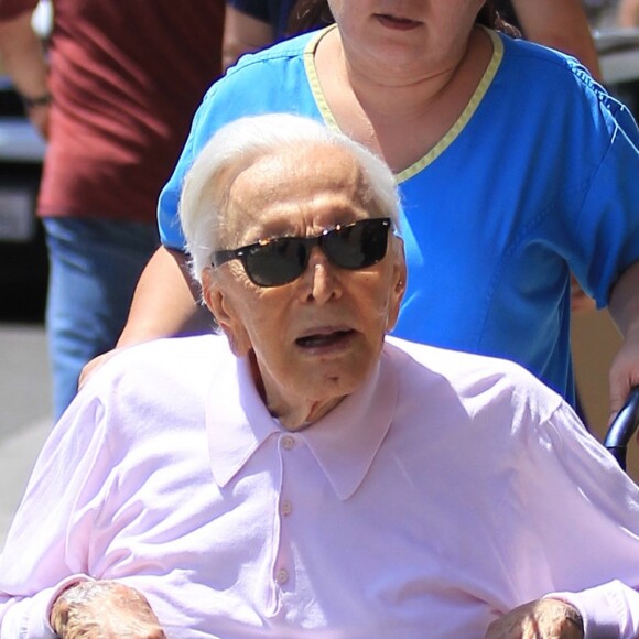 Exclusif - No Web - Kirk Douglas, en fauteuil roulant, se rend à un rendez-vous médical à Beverly Hills le 29 juin 2016. L'acteur aura 100 ans le 9 décembre 2016.