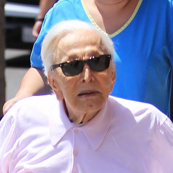 Exclusif - No Web - Kirk Douglas, en fauteuil roulant, se rend à un rendez-vous médical à Beverly Hills le 29 juin 2016. L'acteur aura 100 ans le 9 décembre 2016.